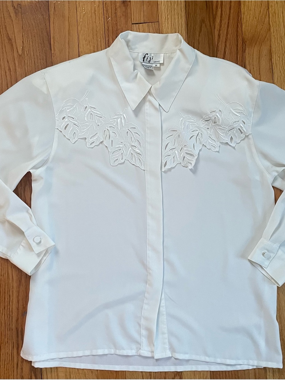 Fiji Sport Off White Button-Front Blouse with Embroidered Leaf Yoke Women’s M